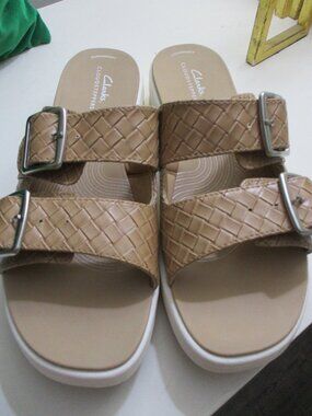 CLARKS TAN CLOUDSTEPPER BUCKLE SANDALS  9.5 WIDE NEW